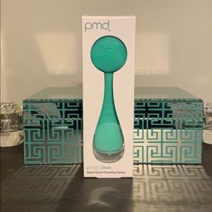 PMD Clean smart facial cleansing device